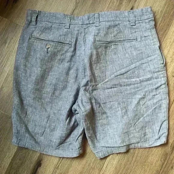 Old navy men’s light weight shorts - Picture 3 of 3